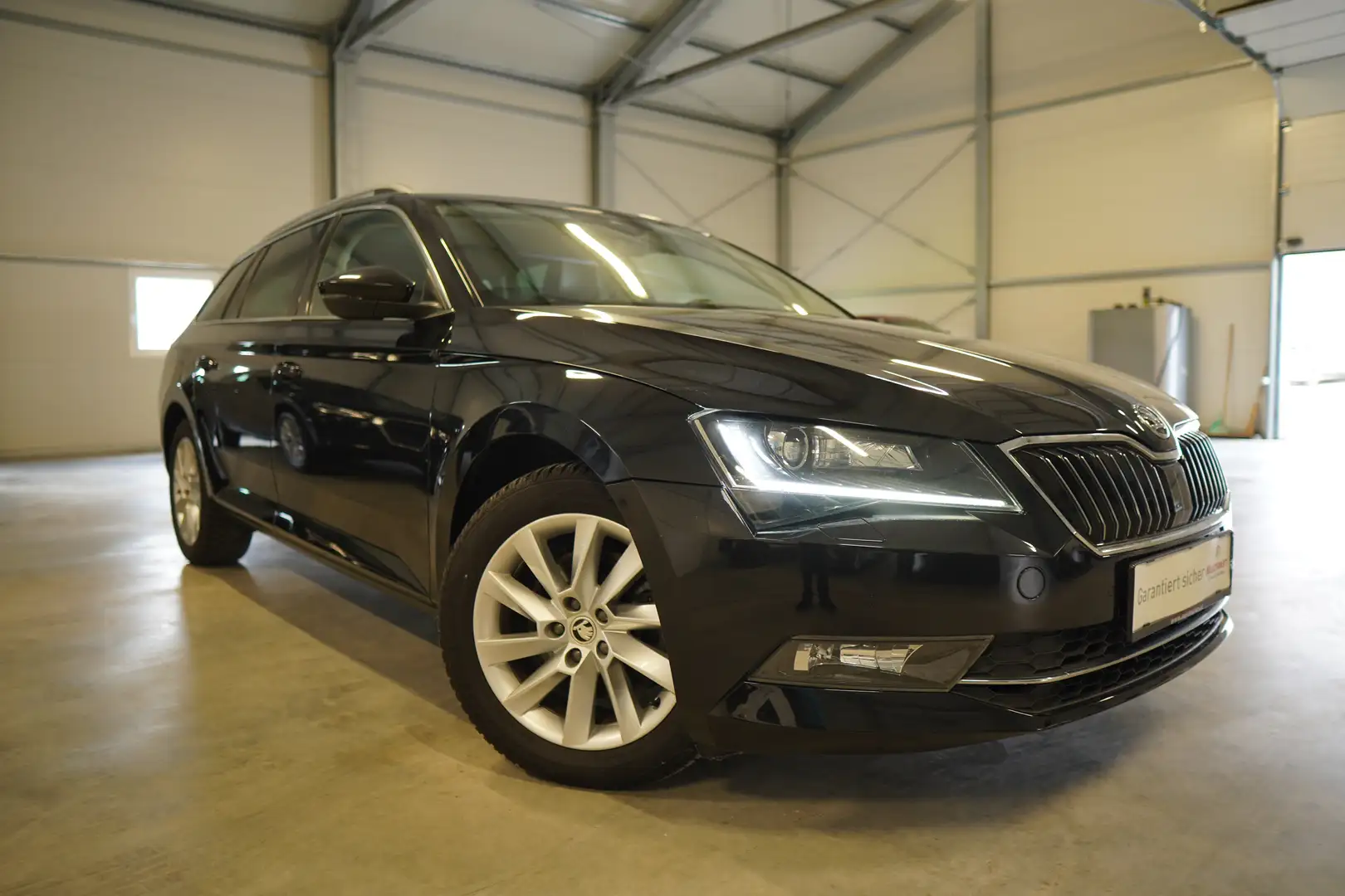 Skoda Superb Kombi 2,0 TDI SCR 4x4 Sport DSG LEDER XENON NAVI Schwarz - 1