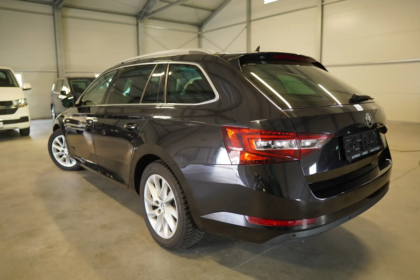 Skoda Superb Kombi 2,0 TDI SCR 4x4 Sport DSG LEDER XENON NAVI Schwarz - 2