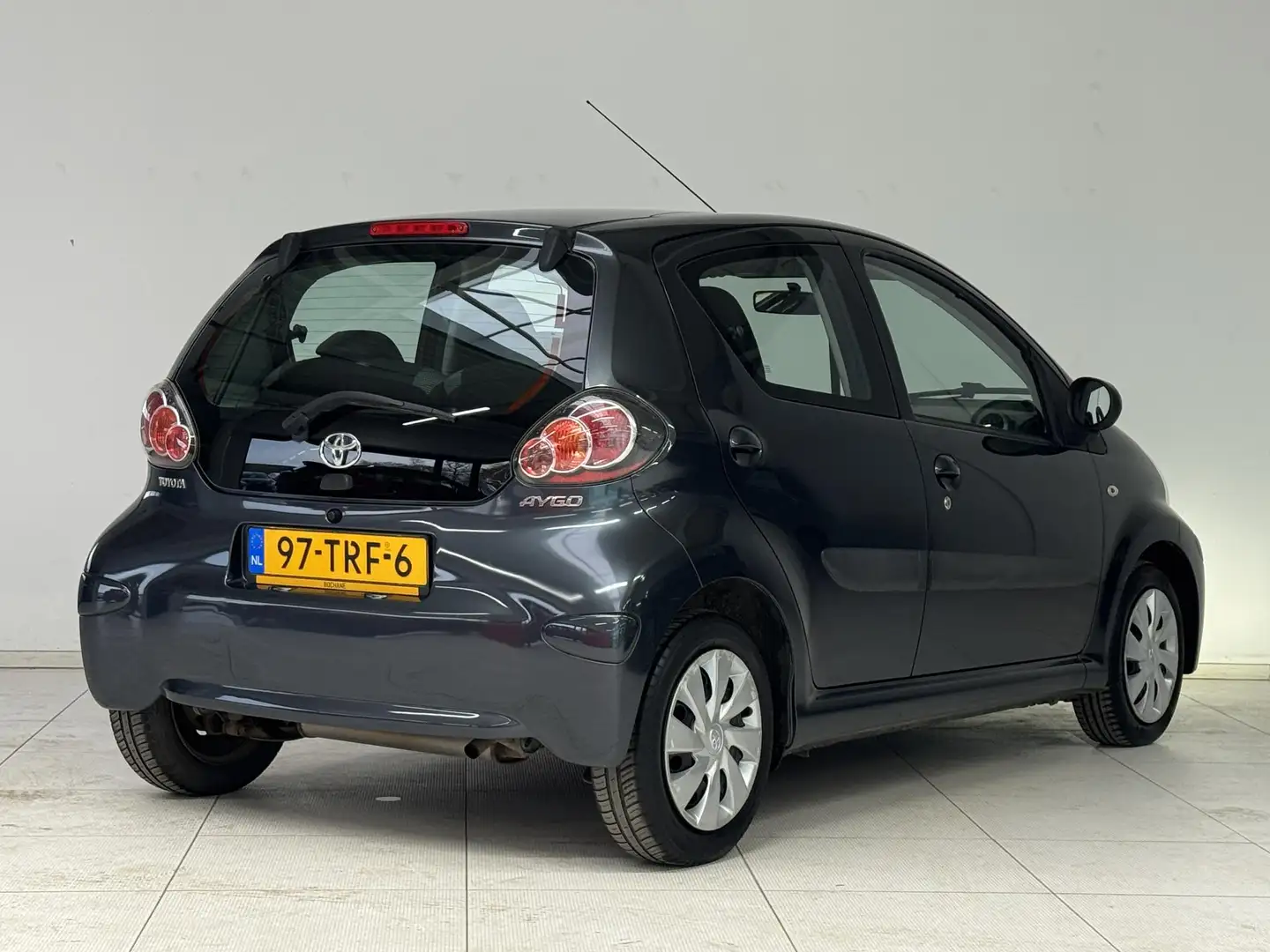 Toyota Aygo 1.0 VVT-i Aspiration | Airco | Bluetooth | Elektri Gris - 2