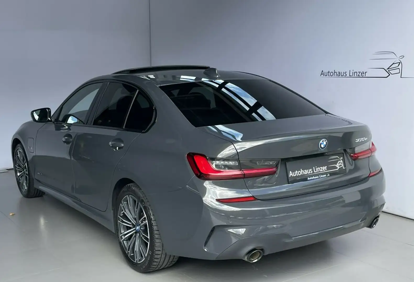 BMW 330 e M-Sport *LASER*HuD*SD*KeyGo*MEMO*AHK*LenkradH Grau - 2
