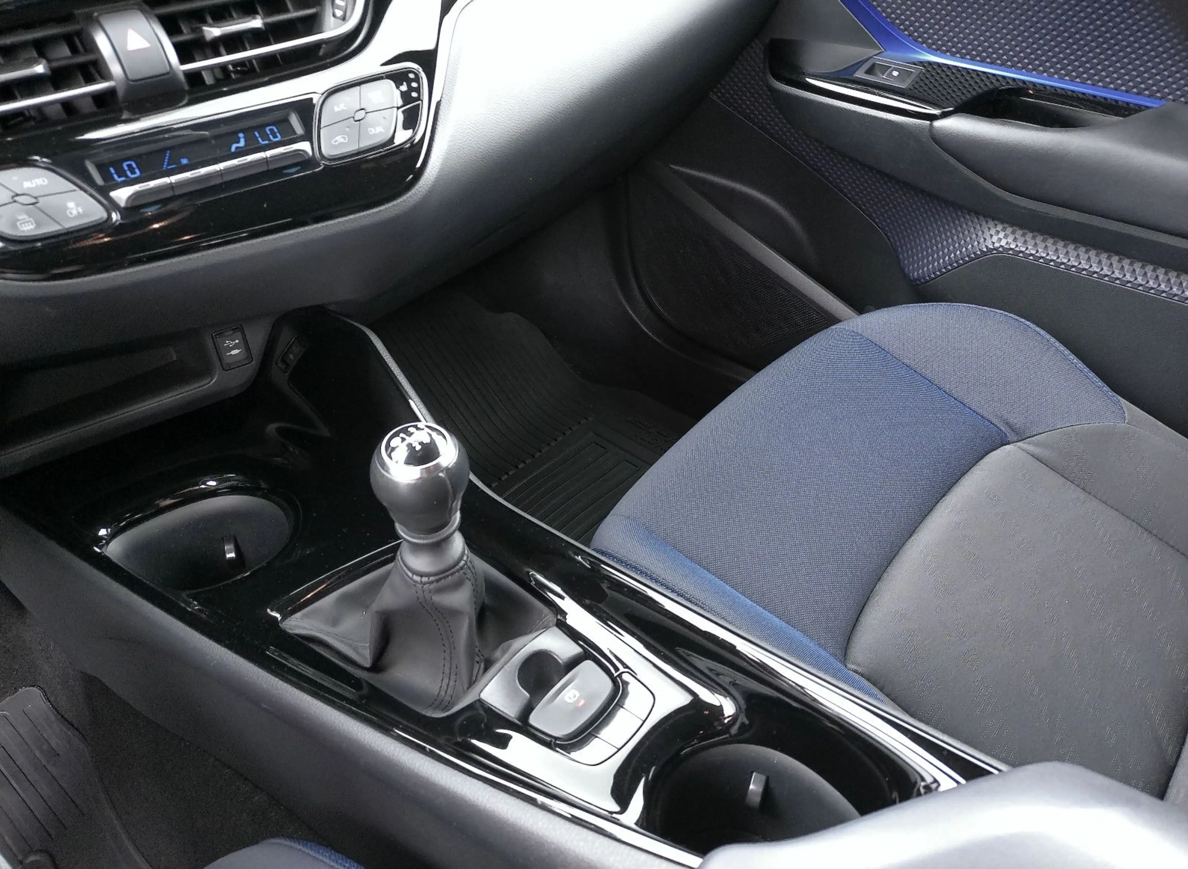 Toyota C-HR Style Selection*JBL*Navi*LED* — photo 13