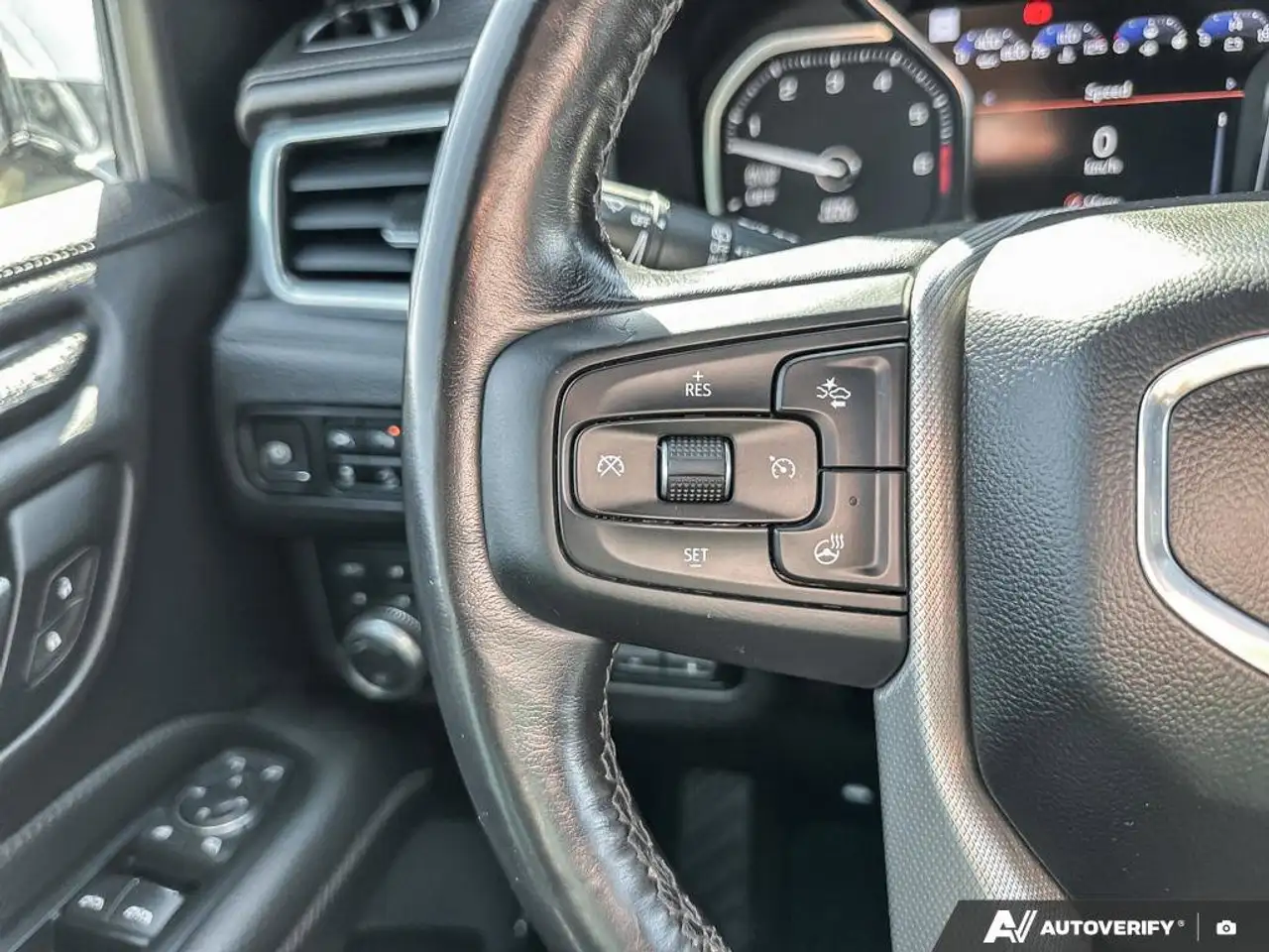 GMC Yukon снимка GMC Yukon