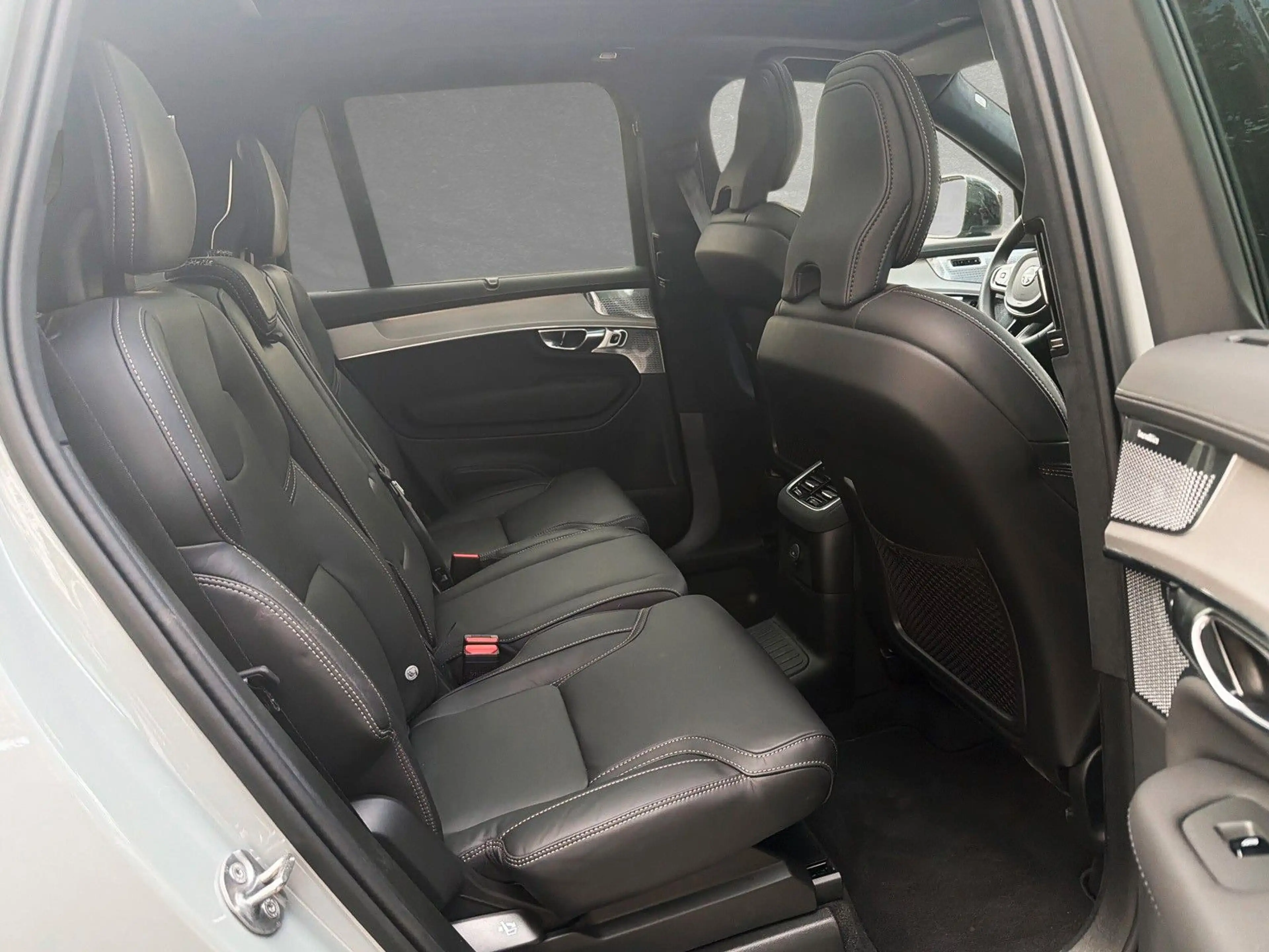 Volvo XC90 T8 AWD Black Edition Ultra 7-Sitzer AHK ACC — photo 3