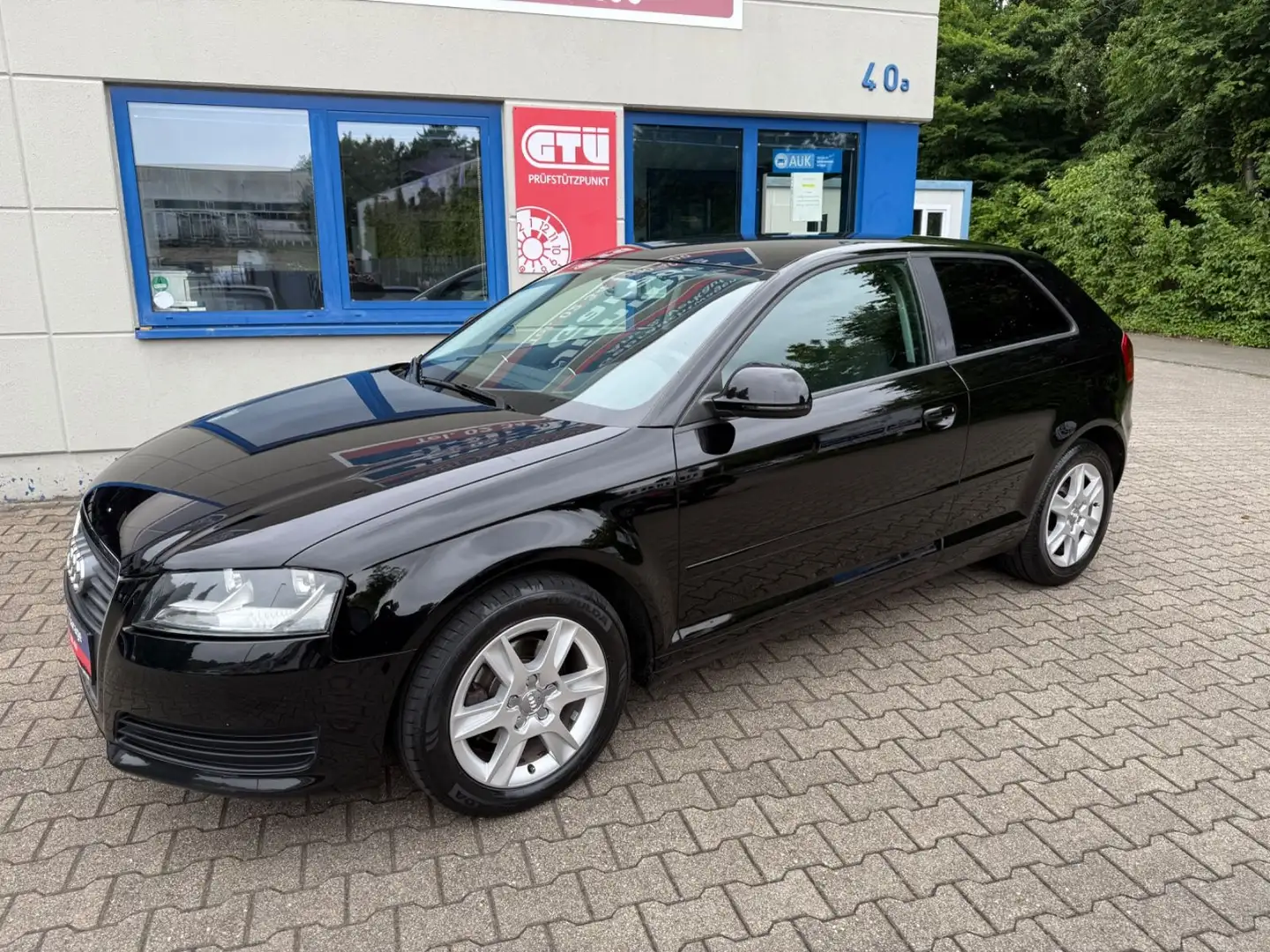 Audi A3 1.6 Attraction Schwarz - 1