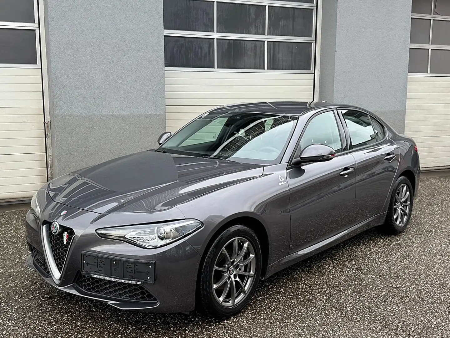 Alfa Romeo Giulia Super 2,0 200 AT8 RWD Grau - 1