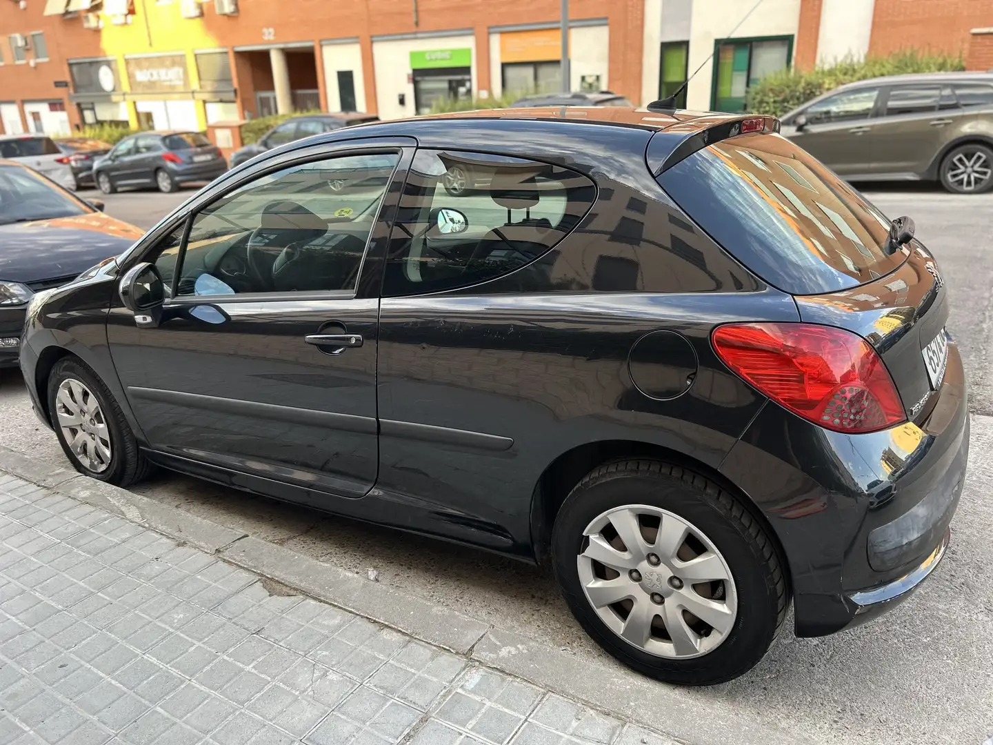 Peugeot 207 207 1.6HDI Confort Confort Negro - 1