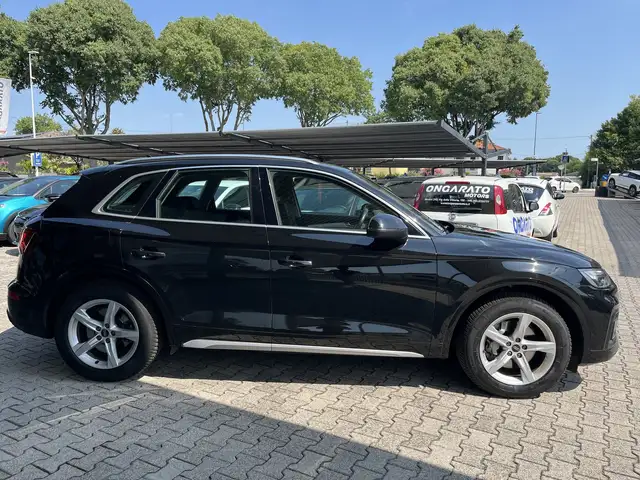 Audi Q5 view 4
