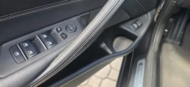 BMW 5 Series view 13
