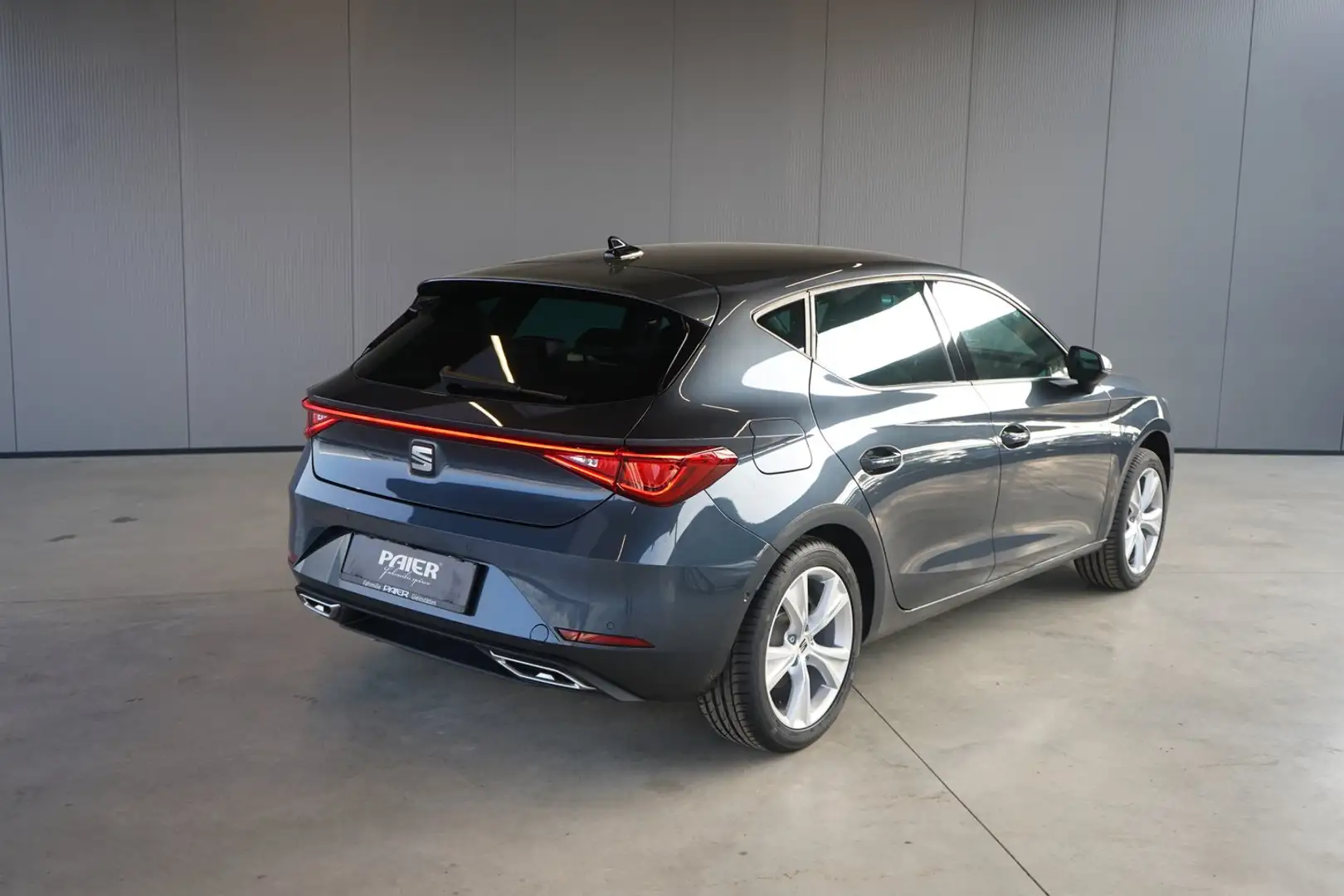 SEAT Leon FR 1.5 eTSI DSG 115 PS Grau - 2