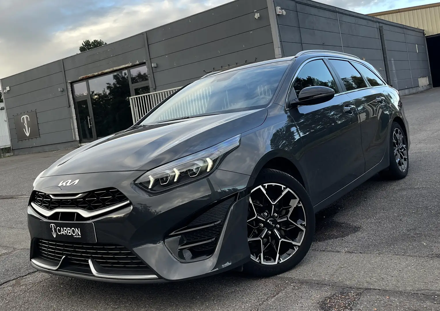 Kia Ceed SW / cee'd SW 1.0 T-GDi GT-Line 1er PROPRIO/NAVI/CAMERA/KEYLESS Grijs - 2