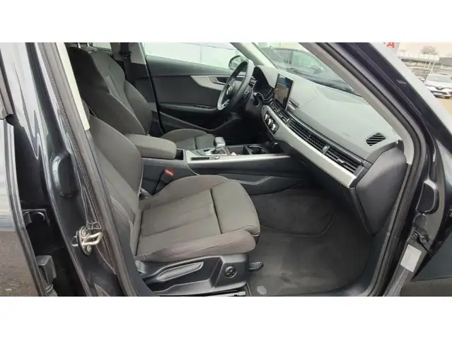 Audi A4 view 14