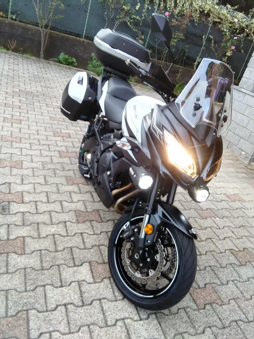 Kawasaki Versys 650 Grand Tourer + presa 12V e Bauletto originale Blanco - 1