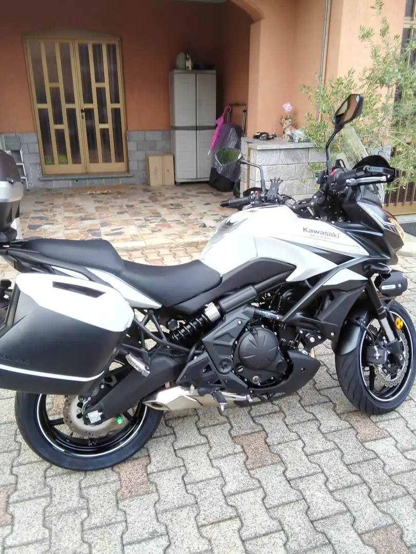 Kawasaki Versys 650 Grand Tourer + presa 12V e Bauletto originale Blanco - 2