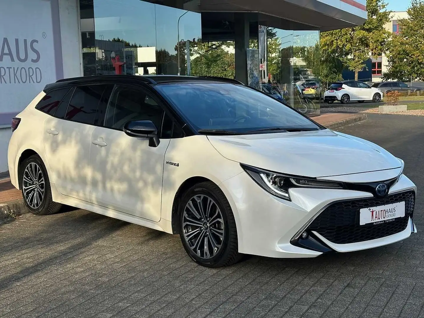 Toyota Corolla 2.0 Hybrid - Style - Navi, LED, HUD, PDC Weiß - 2