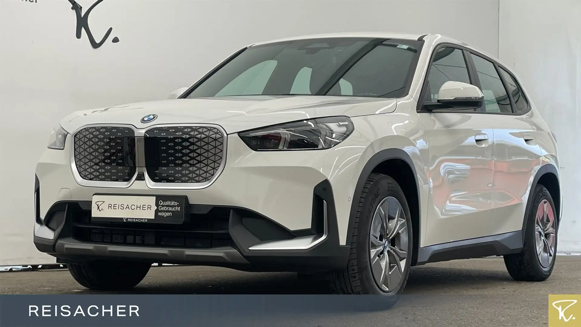 BMW iX1 IX1 XDRIVE30 LCPro HUD 360° SHZ PDC KomftZ 19"LM Weiß - 1