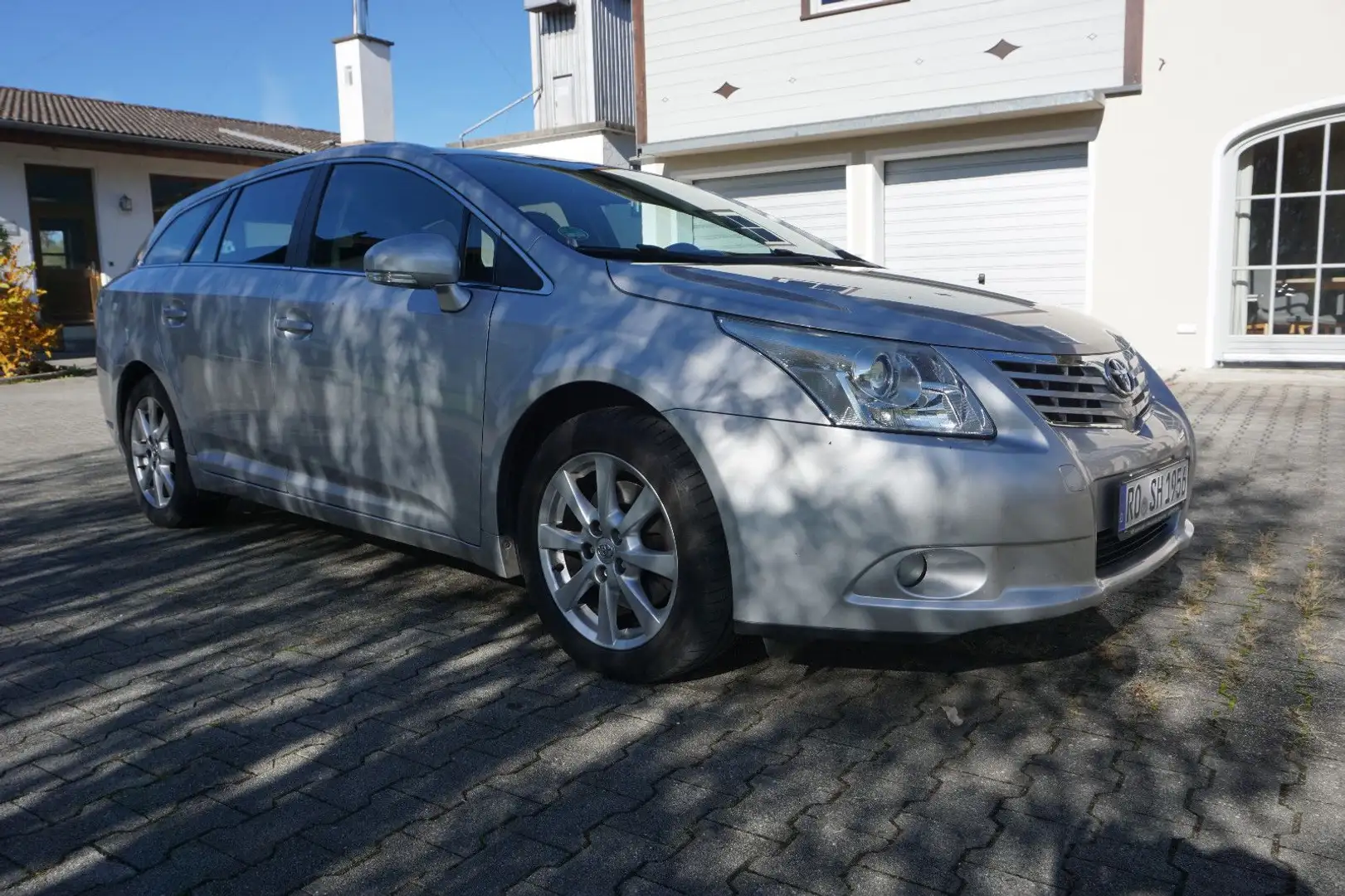 Toyota Avensis Kombi Sol AHK 2.Hand 8 fach Scheckheft Zilver - 1