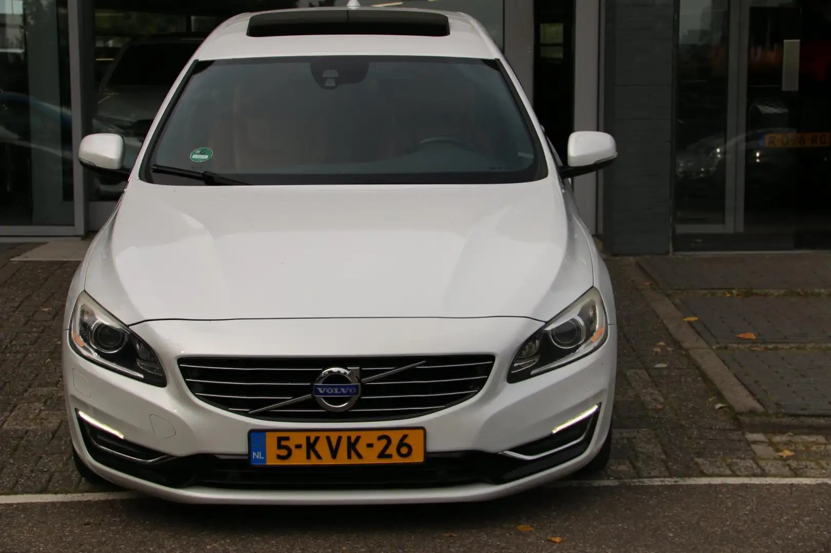 Volvo V60 2.4 D6 AWD Plug-In Hybrid Summum Blanc - 2