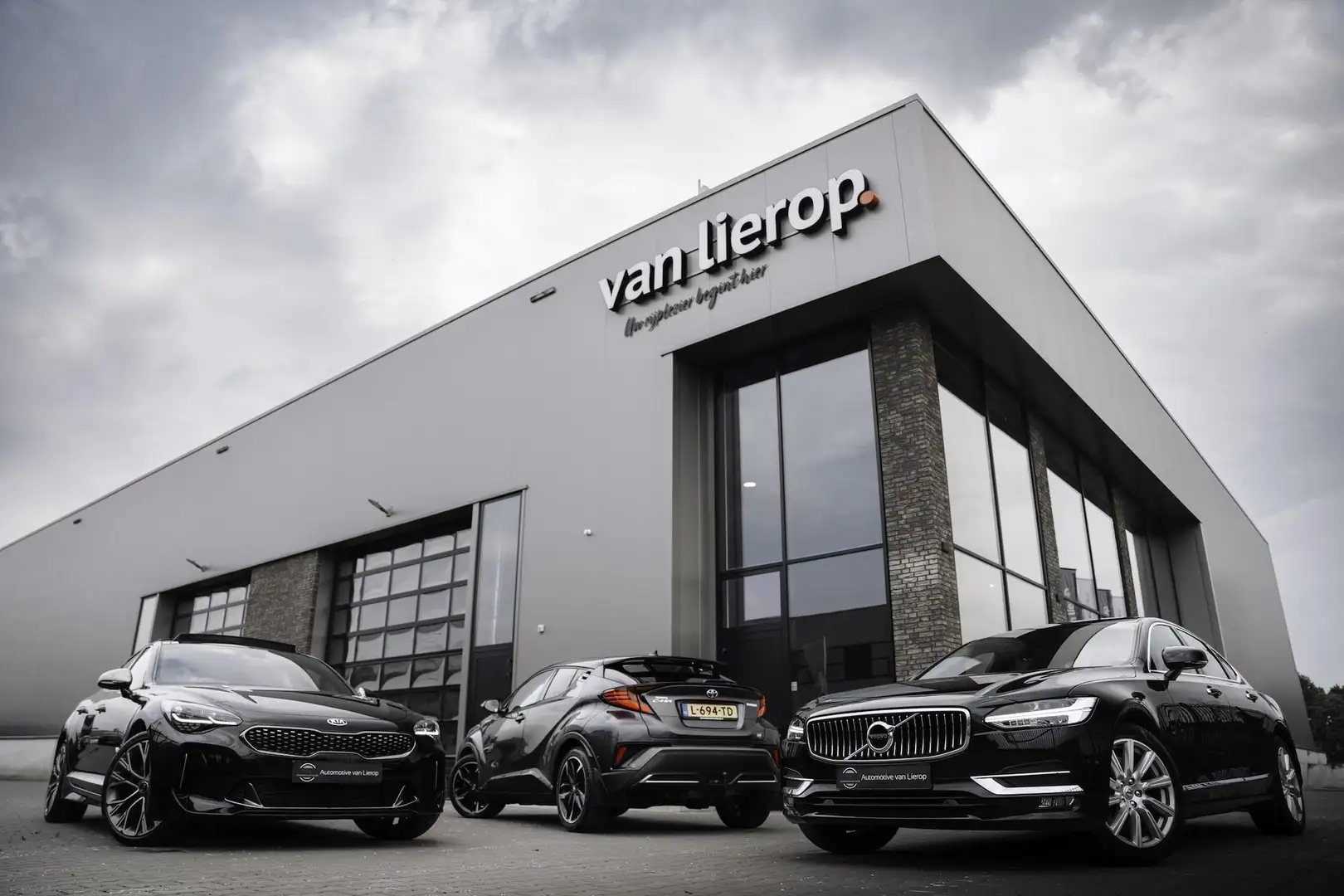 Volvo XC60 2.0 T6 AWD R-Design B&W | LUCHTVERING | FULL OPTIO Grau - 2