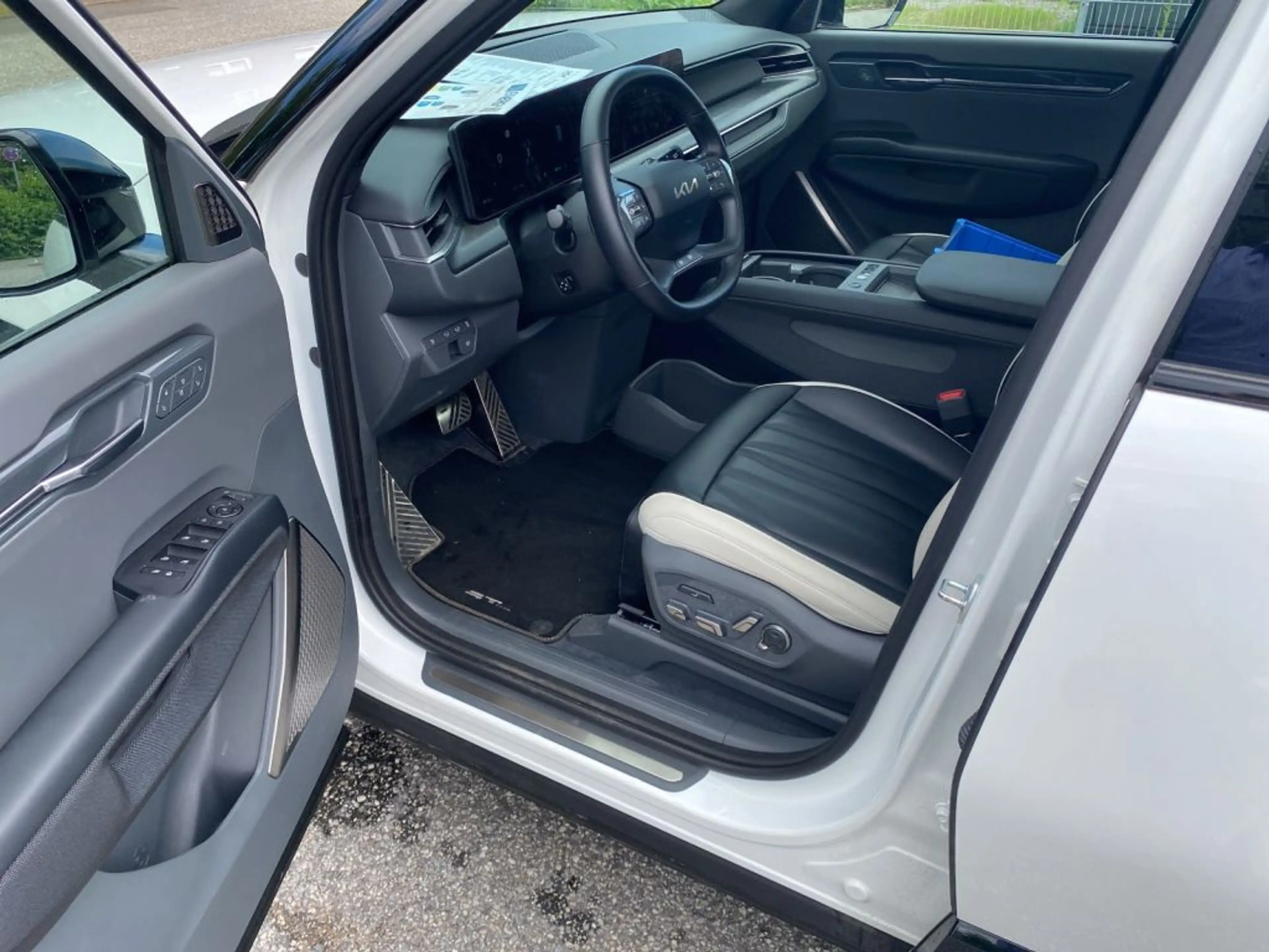 Kia EV9 99,8-kWh AWD GT-line Launch Edition — photo 10