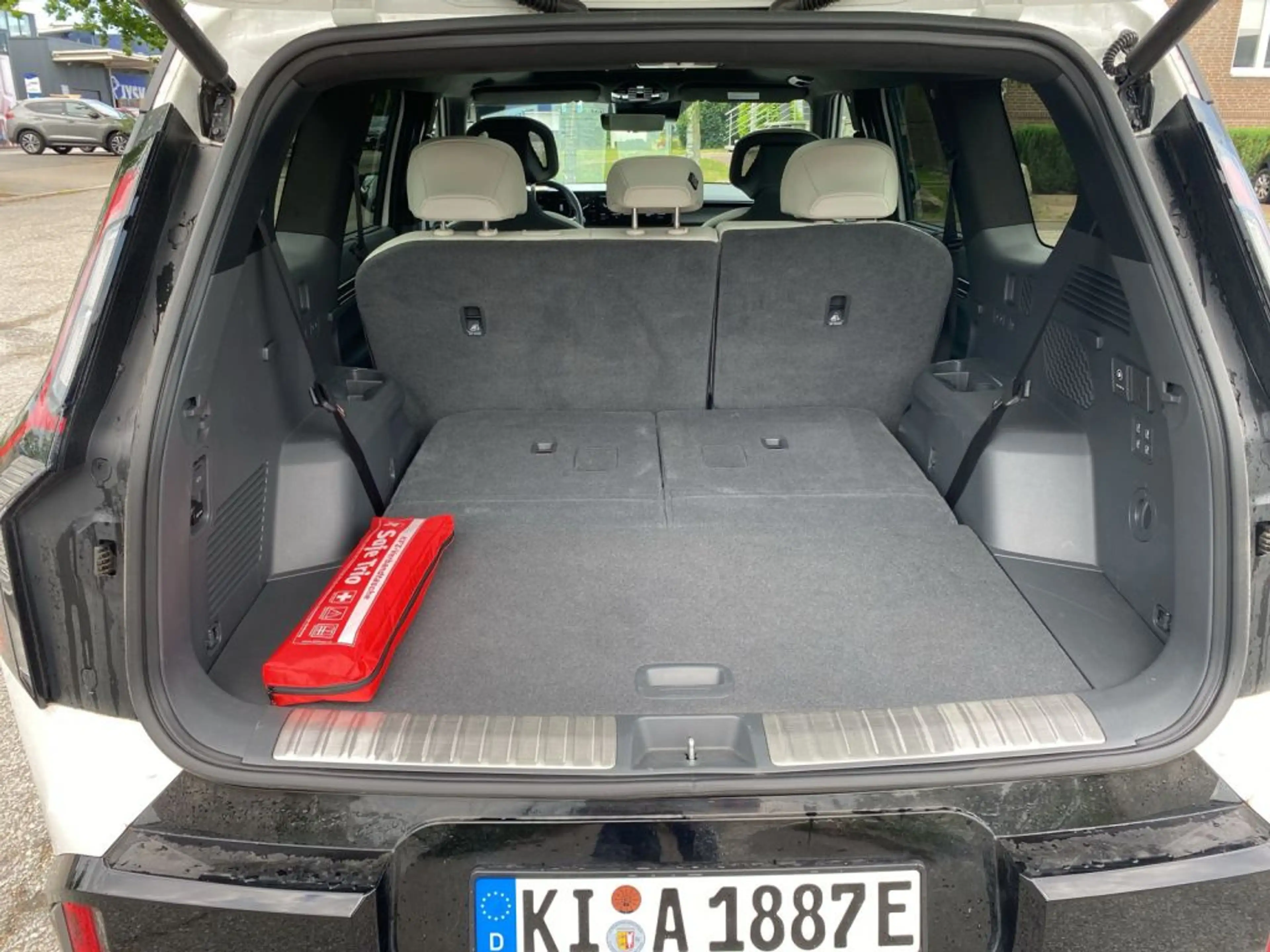 Kia EV9 99,8-kWh AWD GT-line Launch Edition — photo 8