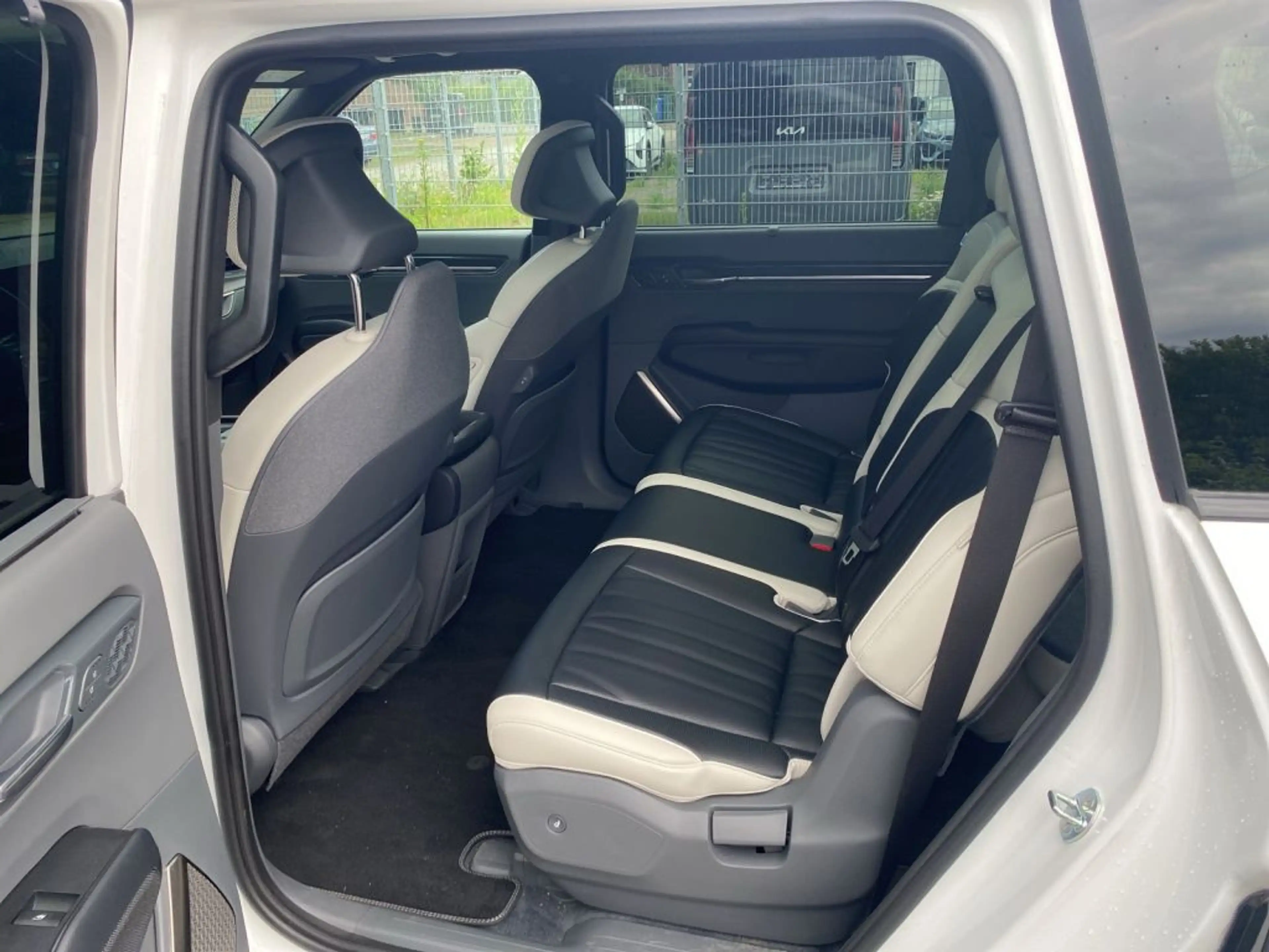 Kia EV9 99,8-kWh AWD GT-line Launch Edition — photo 9