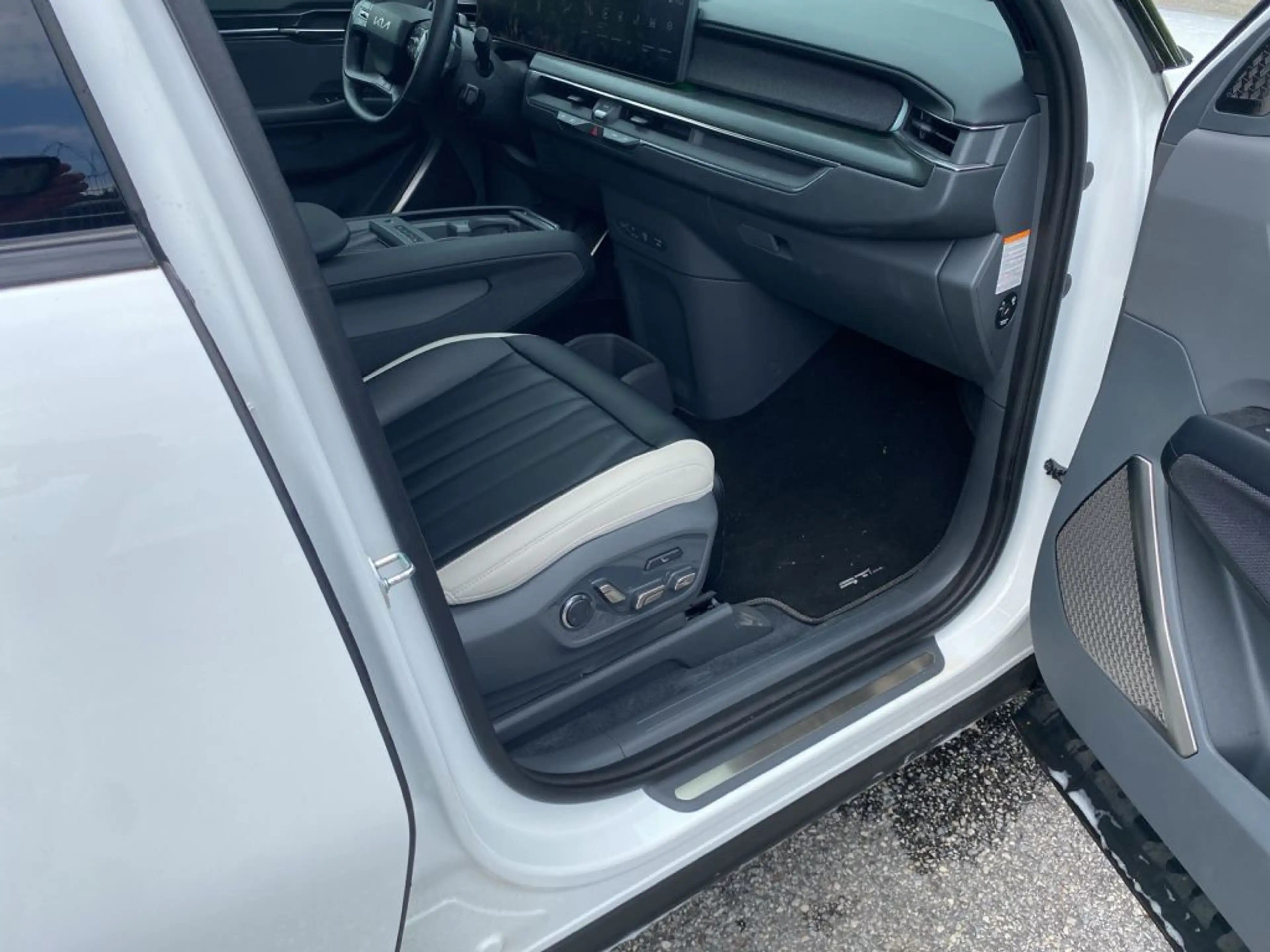 Kia EV9 99,8-kWh AWD GT-line Launch Edition — photo 11