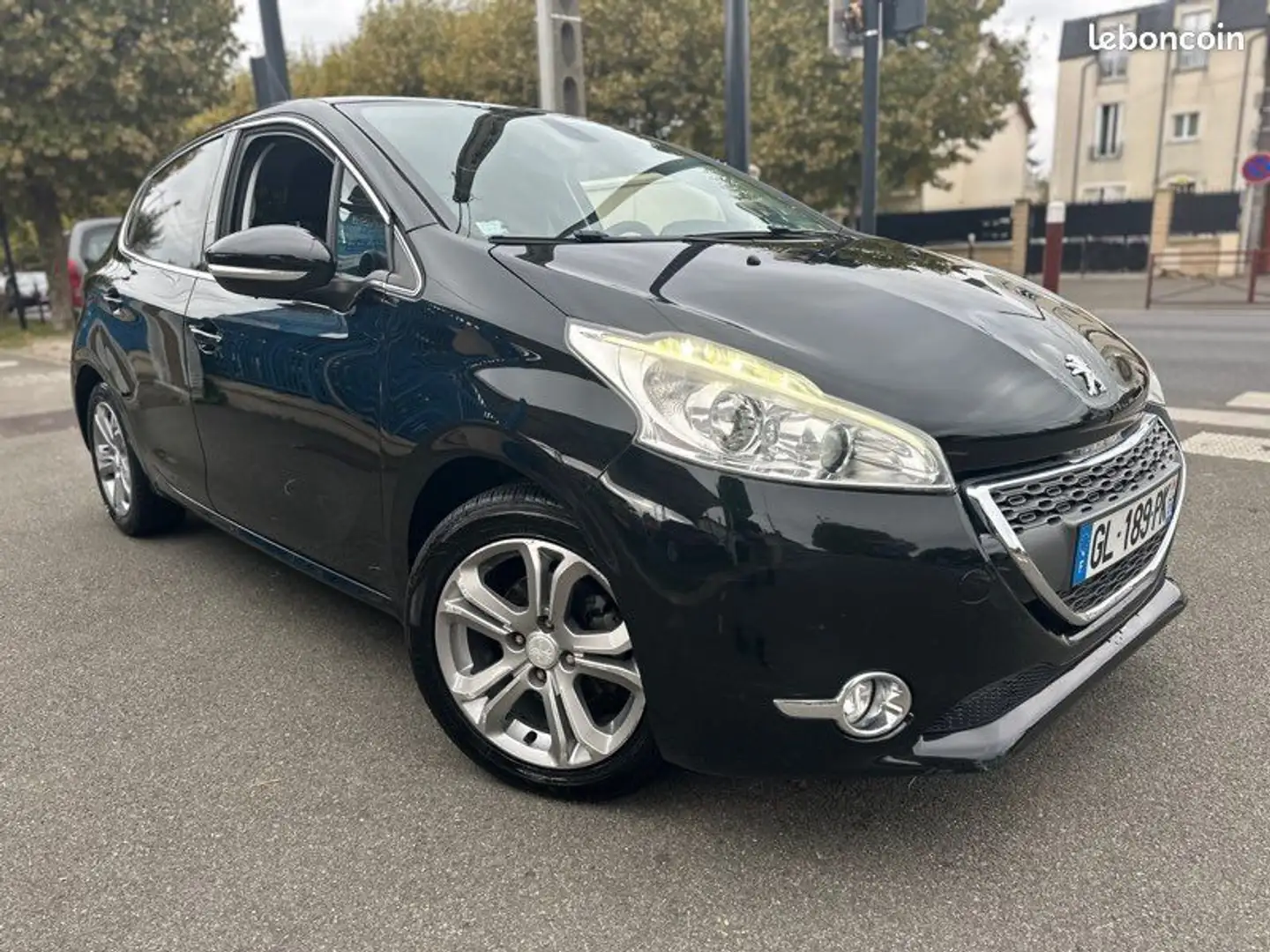 Peugeot 208 5 portes 82ch Noir - 1