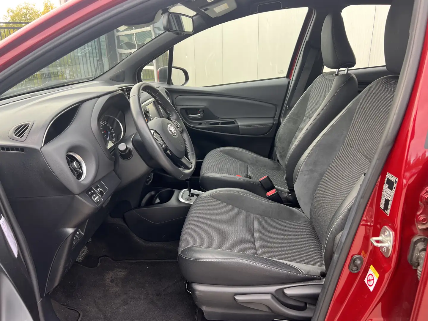 Toyota Yaris 1.5 Hybrid Executive | Cruise control Rouge - 2