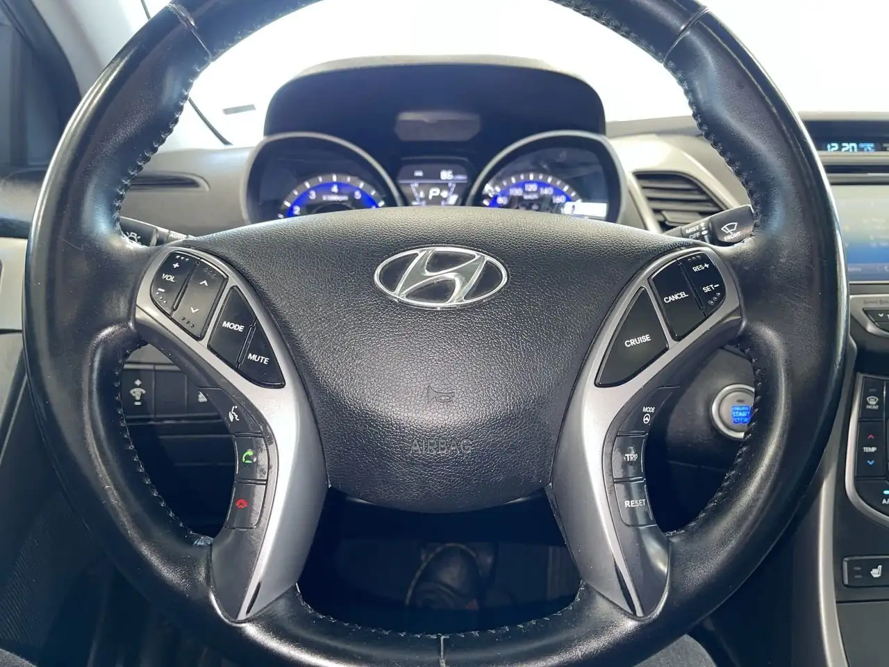 Hyundai ELANTRA photo Hyundai ELANTRA