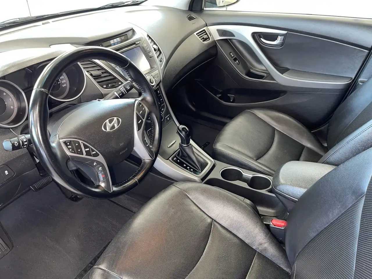 Hyundai ELANTRA photo Hyundai ELANTRA