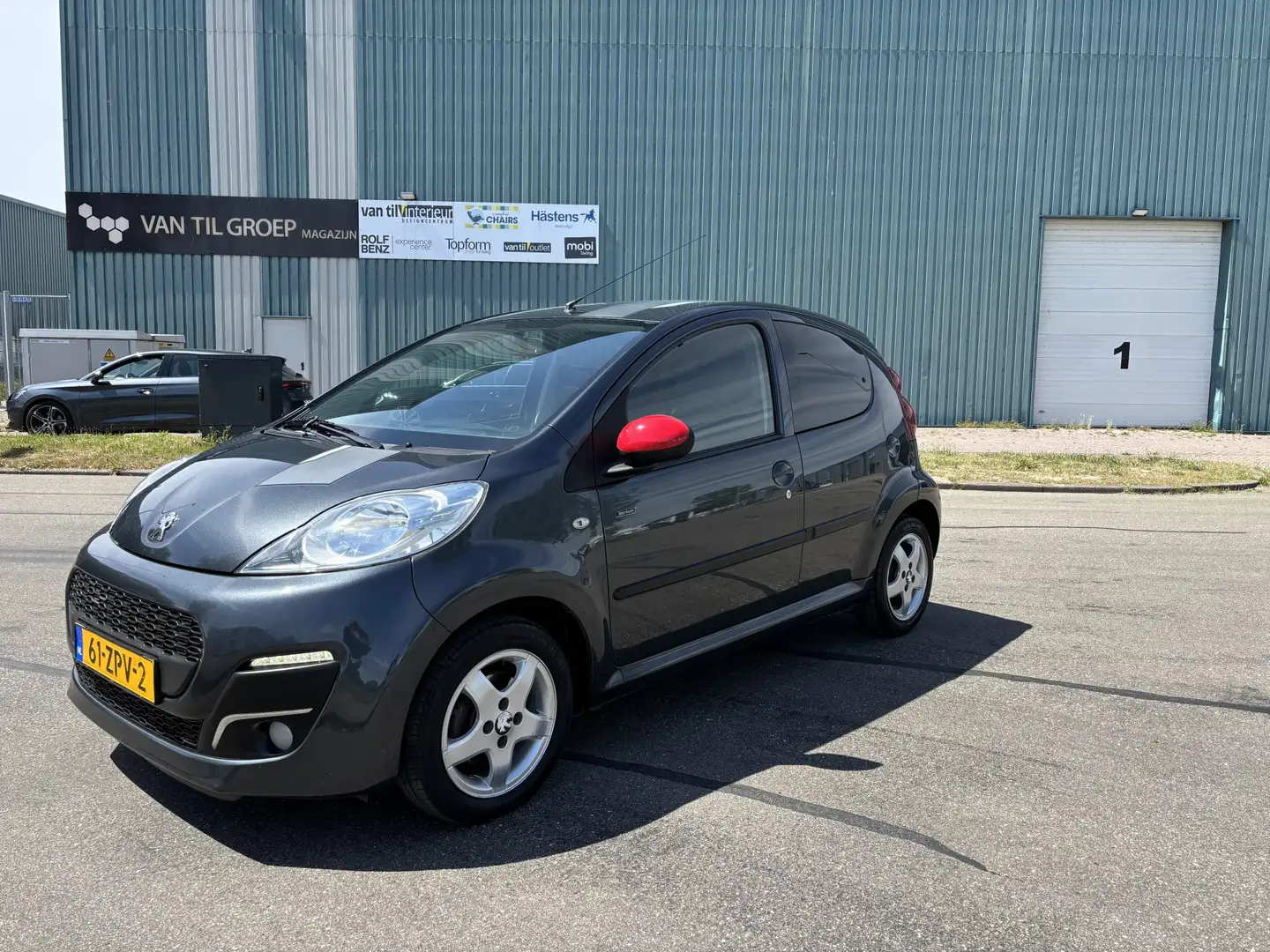 Peugeot 107 1.0-12V Sportium 5-Deurs 68 PK. Zuinige en zeer fi Grijs - 1