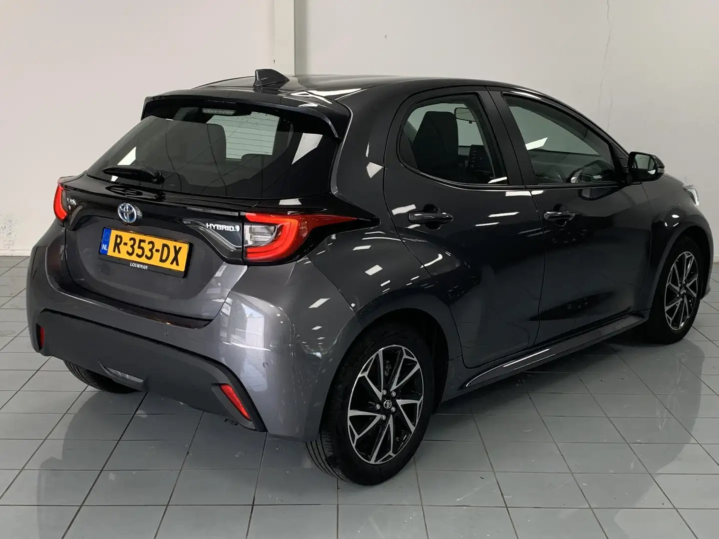 Toyota Yaris 1.5 Hybrid Dynamic AUTOMAAT | APPLE CARPLAY | ACHT Grijs - 2