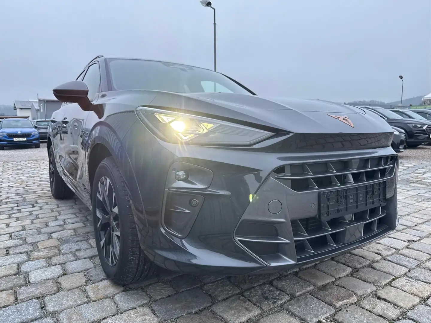 CUPRA Terramar Impulse 1,5 eTSI 150 PS DSG-Navi-Head up Displa... Grau - 2