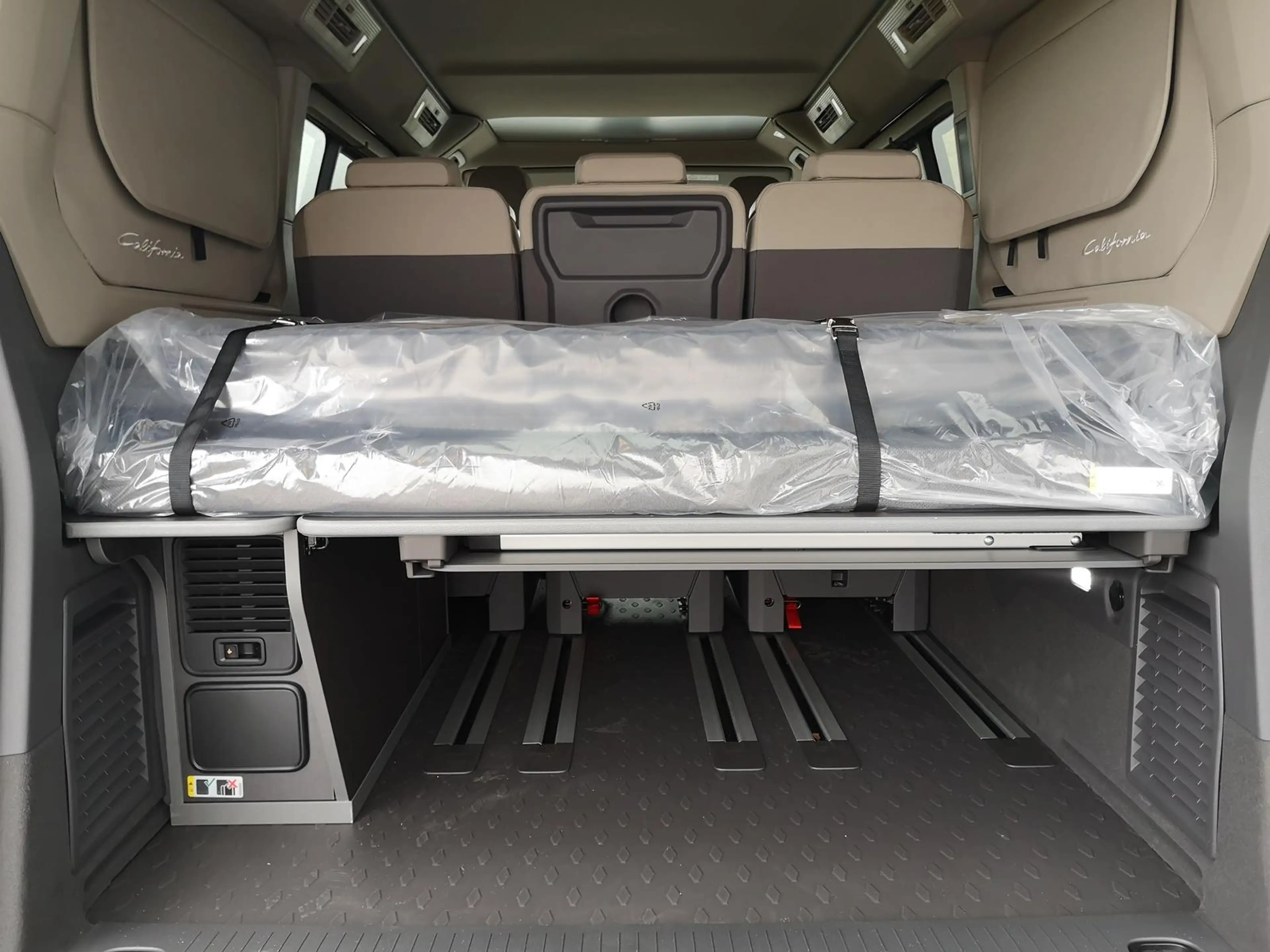 Volkswagen T7 California 2.0 TDI DSG Beach Tour Plus — photo 8