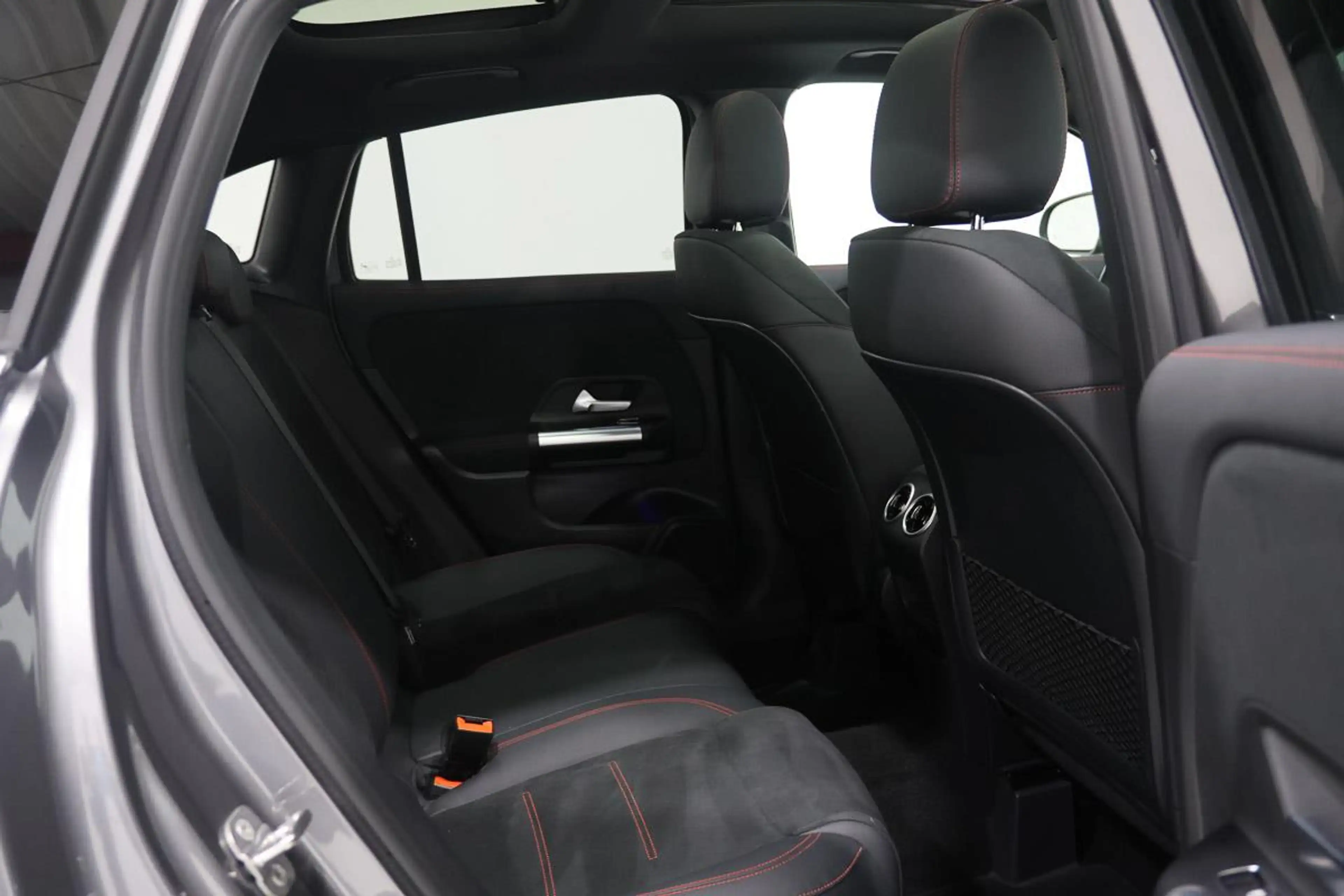 Mercedes-Benz GLA 180 DA AMG TOIT PANO LED GPS CAM360 JA19 — photo 12