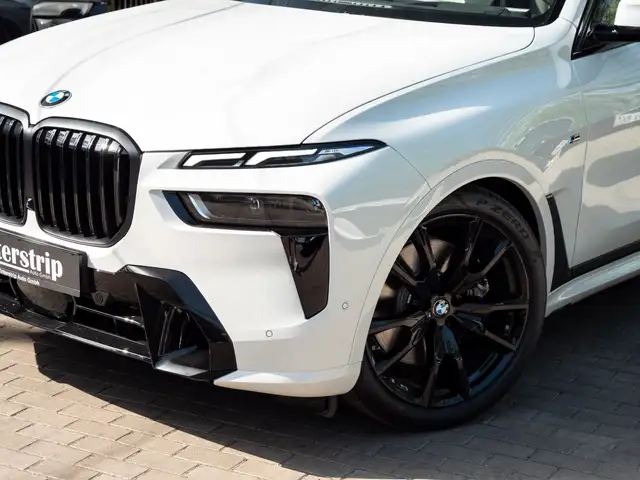 BMW X7 view 8