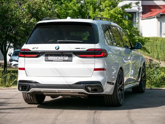 BMW X7 view 6