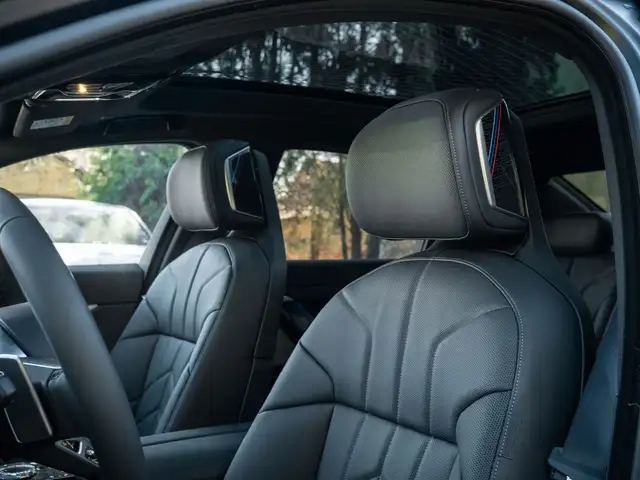 BMW 7 Series view 12