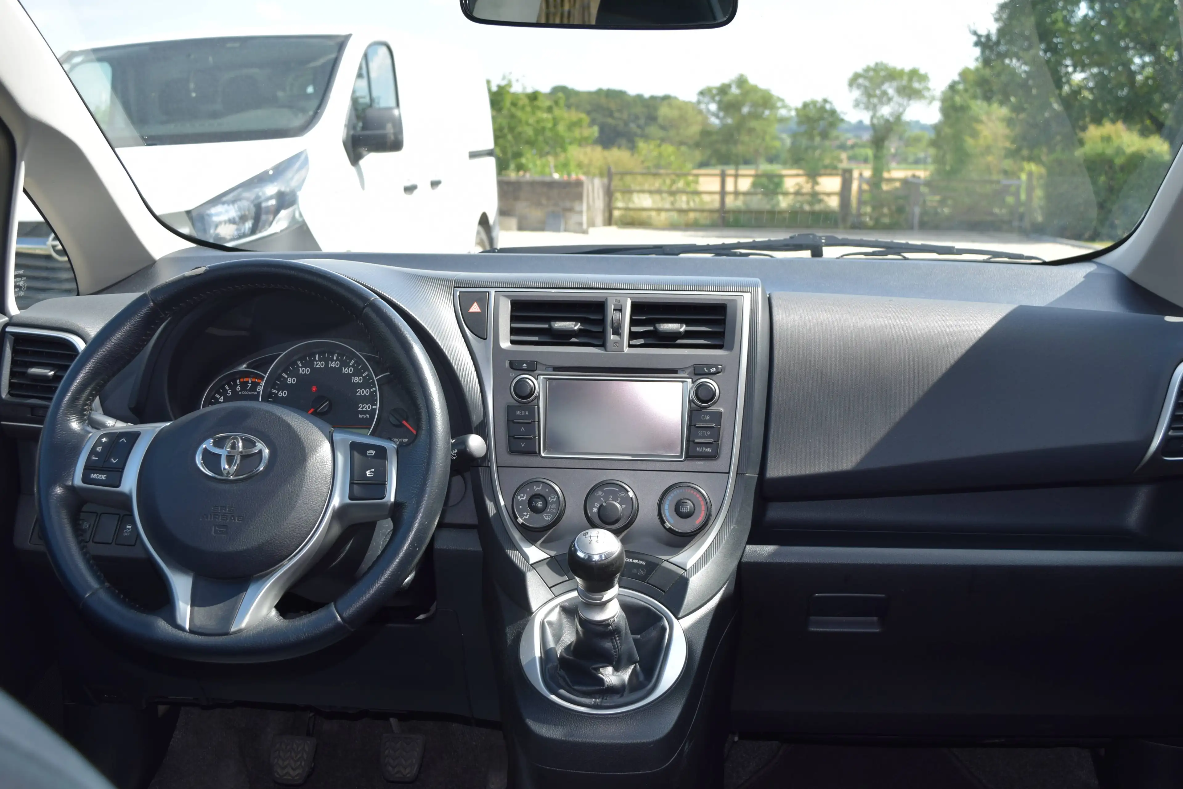 Toyota Verso-S 1.33 VVT-i - GARANTIE 12 MOIS - 154,47€/mois* - AIRCO - TOIT PANO — photo 9