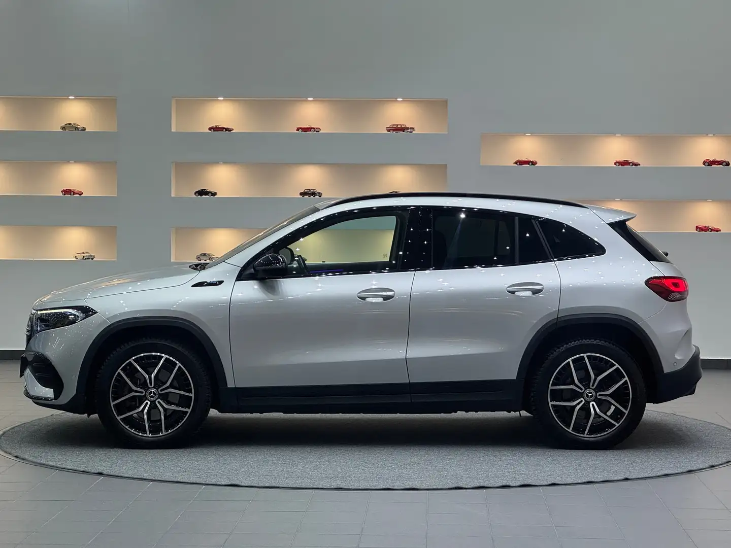 Mercedes-Benz EQA 300 EQA 300 4Matic *AMG-Line* Night-Paket * AHK * Grau - 2