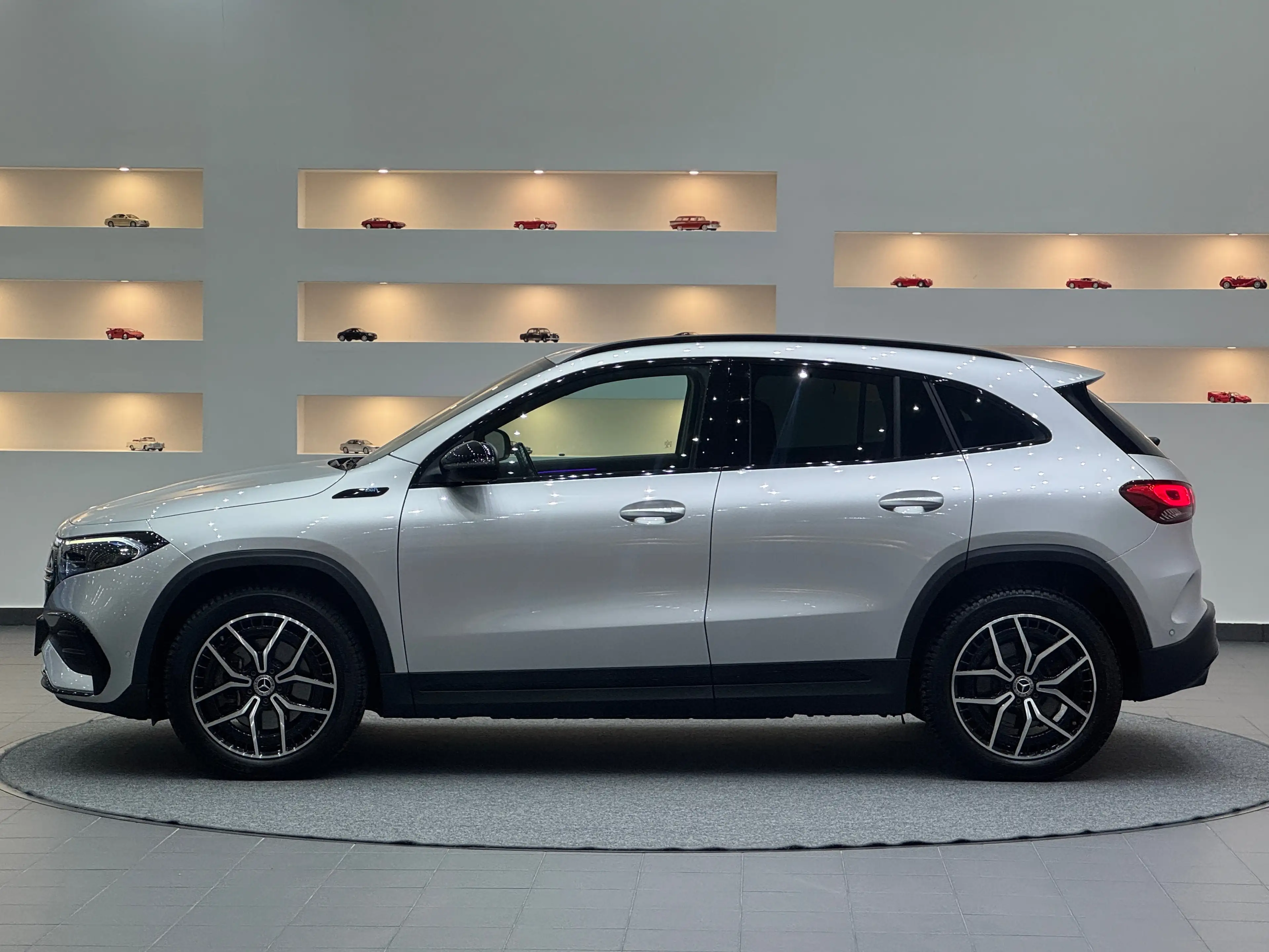 Mercedes-Benz EQA 300 EQA 300 4Matic *AMG-Line* Night-Paket * AHK * — photo 2