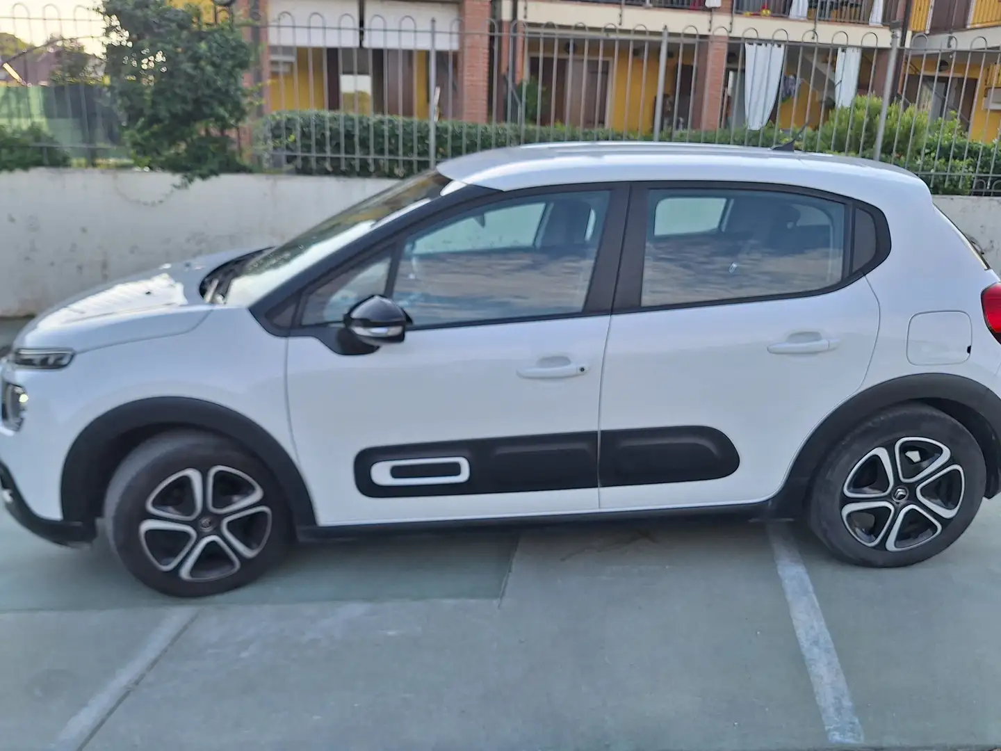 Citroen C3 C3 1.2  PURETECH PLUS S&S 83CV Bianco - 2