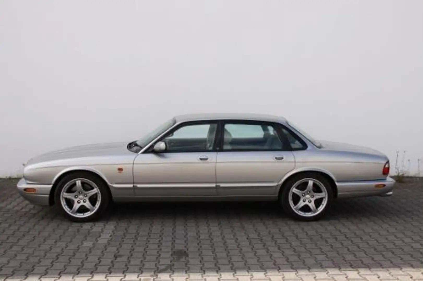 Jaguar XJR Top gepflegter XJR mit 2 Jahre Garantie Srebrny - 2