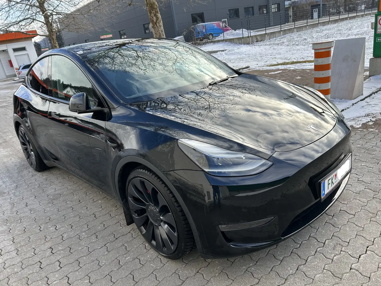 Tesla Model Y Tesla Model Y Performance, 79 KW, Top-Zustand, 24.700 km, Wallbox & Reifenpaket Schwarz - 1