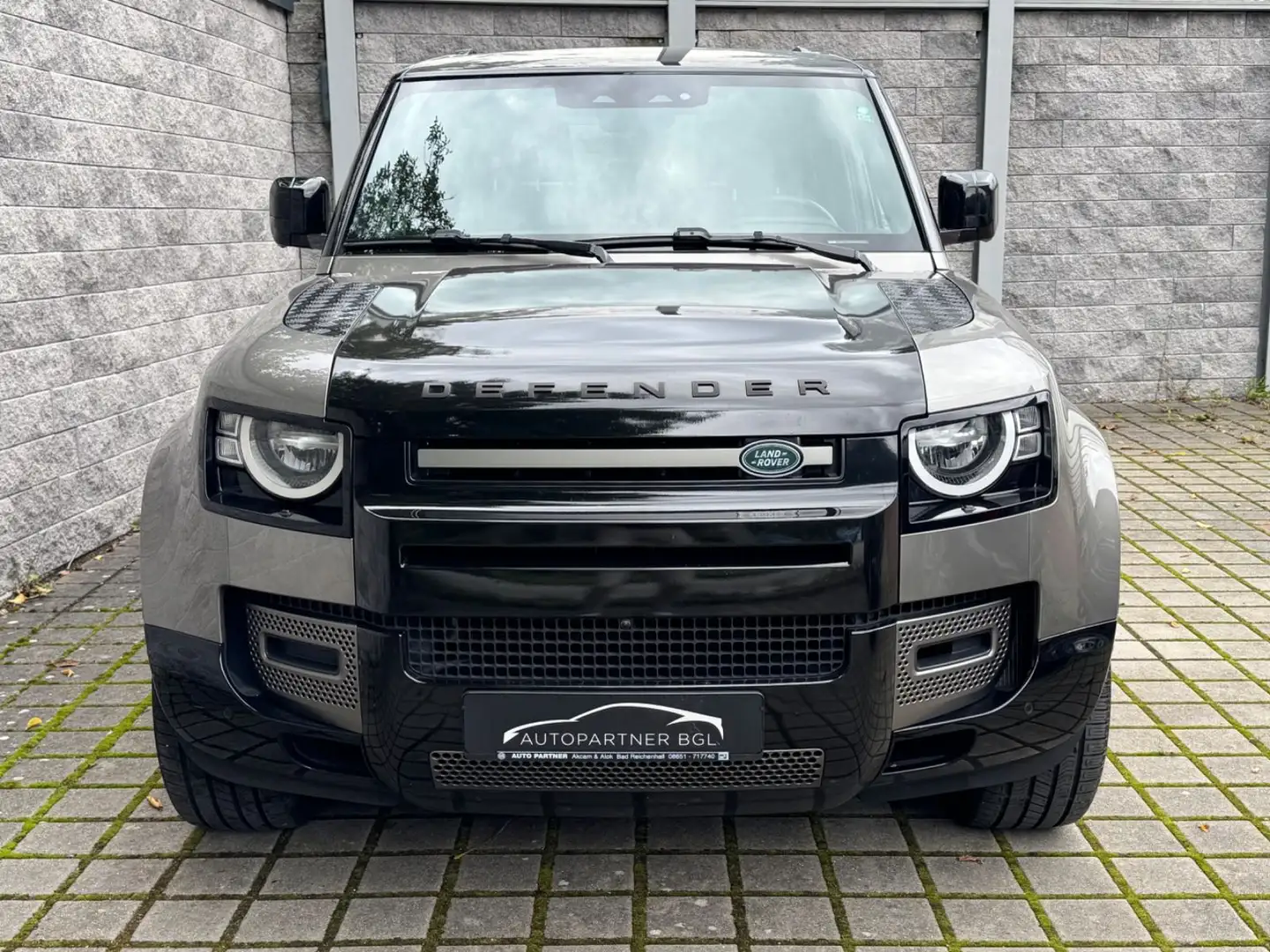 Land Rover Defender 90 X-Dynamic S Silber - 2
