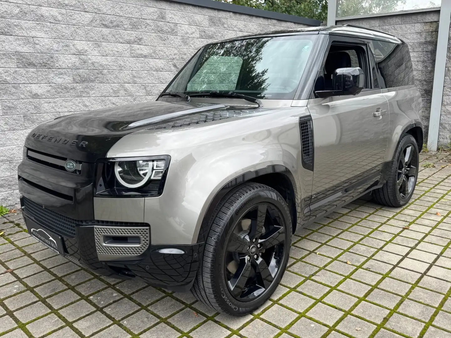Land Rover Defender 90 X-Dynamic S Silber - 1