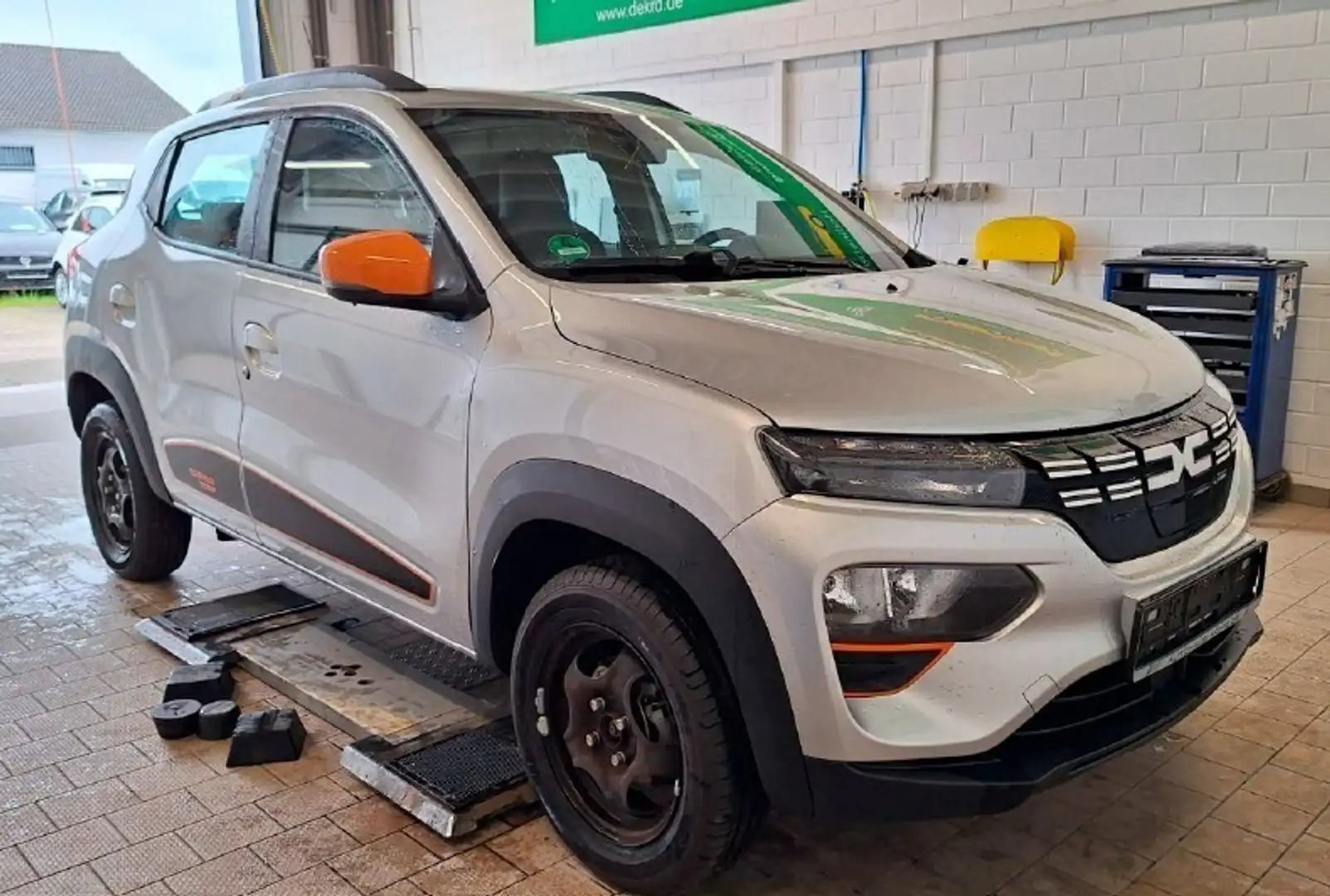 Dacia Spring 45 ExpressionPaket CCS - Navi Silber - 1