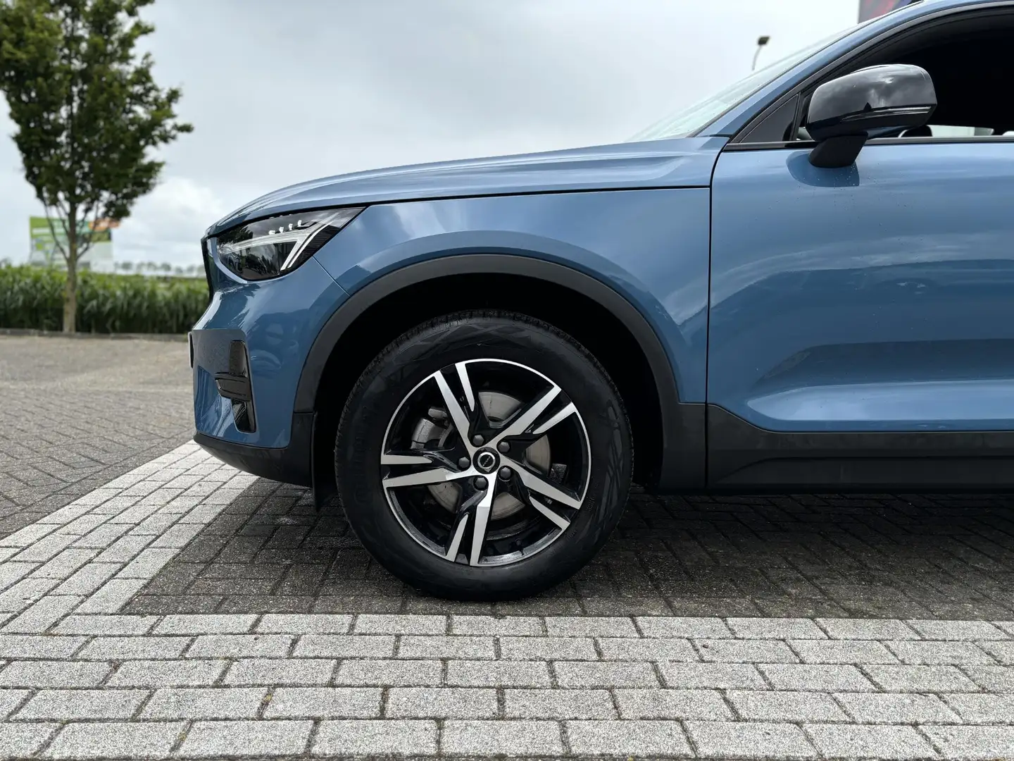 Volvo XC40 2.0 B4 Plus Dark | Harman/Kardon | Memorystoelen | Blau - 2