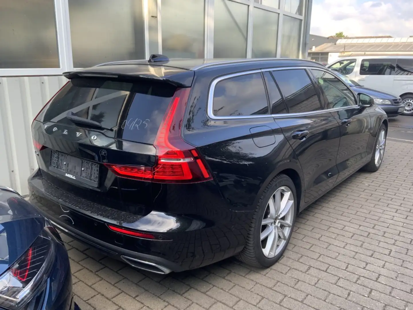 Volvo V60 Inscription*Plug-In*AWD*AHK*360cam*Memory Schwarz - 2