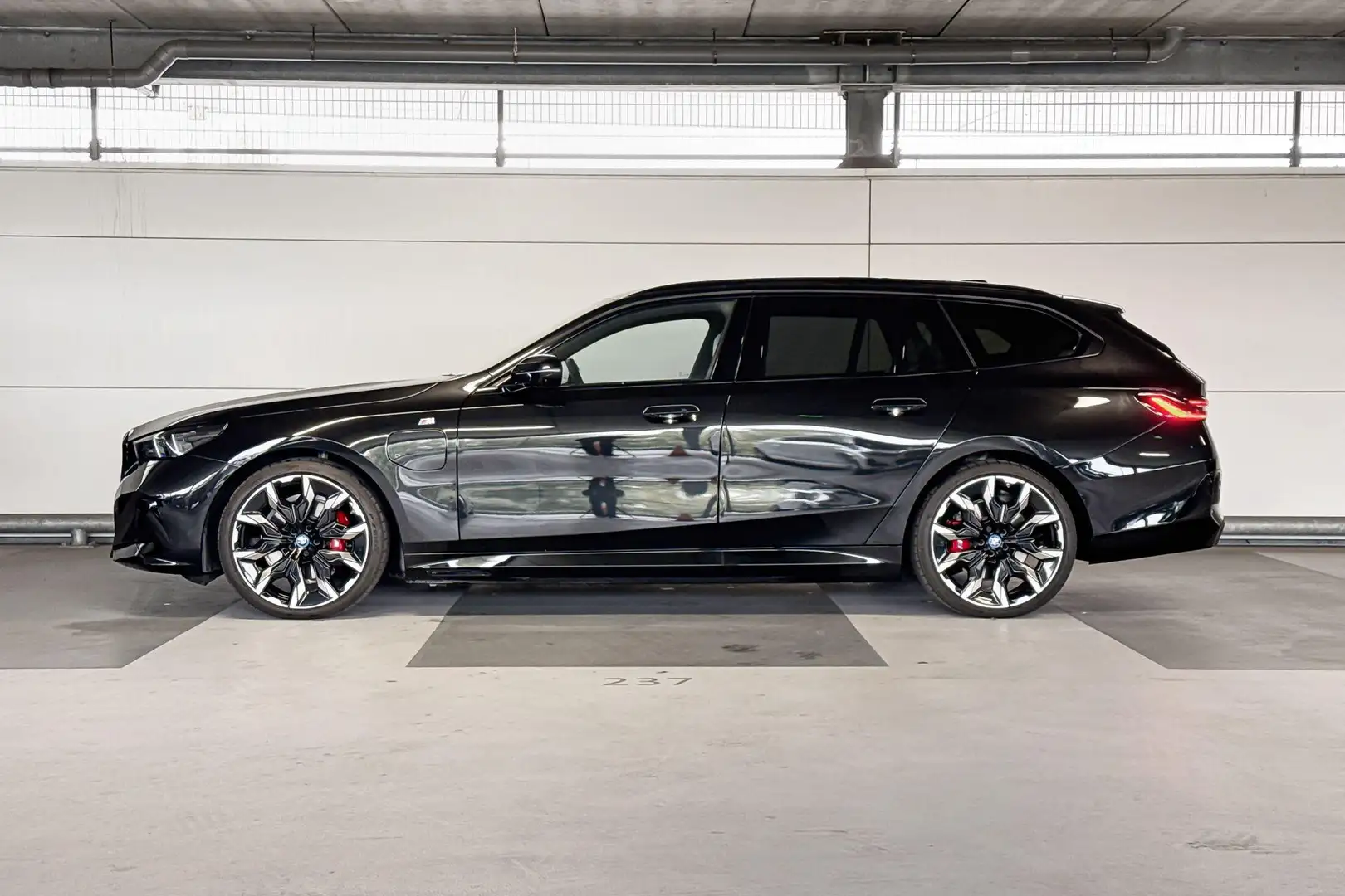 BMW 530 5 Serie Touring 530e M Sport Edition Zwart - 2